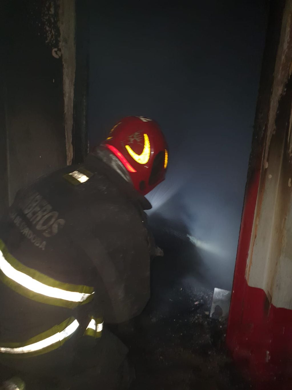 Incendio en Alta Córdoba: falleció un hombre tras ser rescatado inconsciente de su vivienda (Prensa Policía de Córdoba).