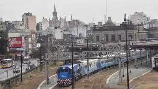 Tren nuevo, vías históricas. Hasta Rosario, el viaje sigue siendo  a bajísima velocidad por el mal estado de las vías. (Raimundo Viñuelas)