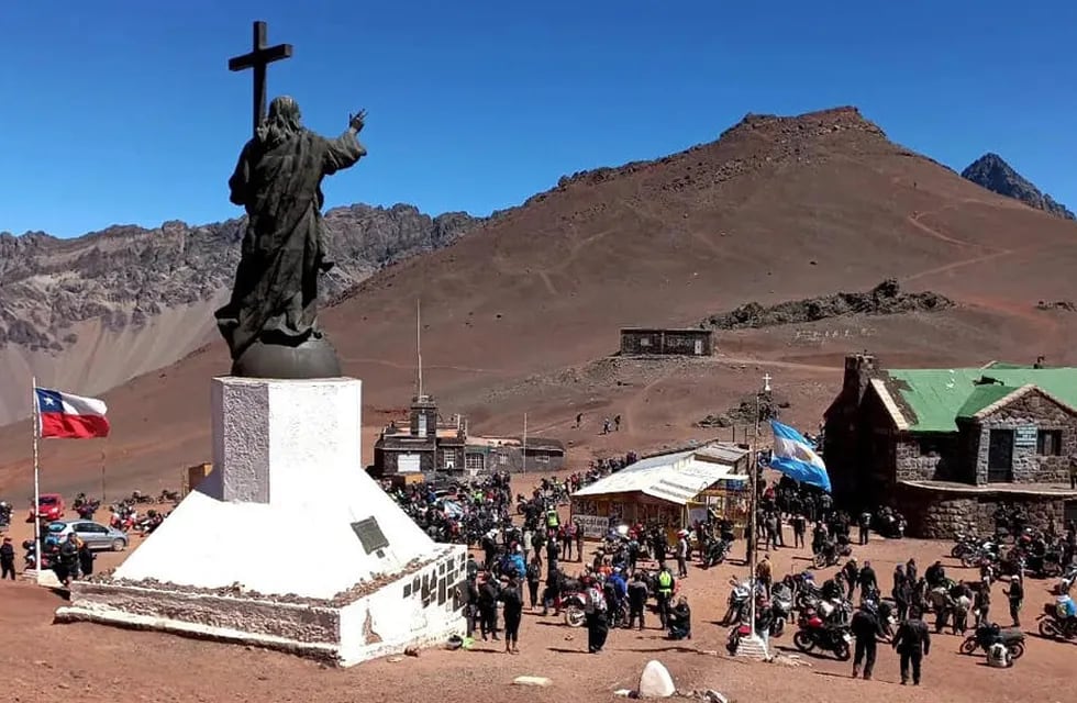 El Cristo Redentor fue visitado por más de 2.000 motoviajeros que se congregaron en la base del monumento, símbolo de paz en el límite entre Argentina y Chile.