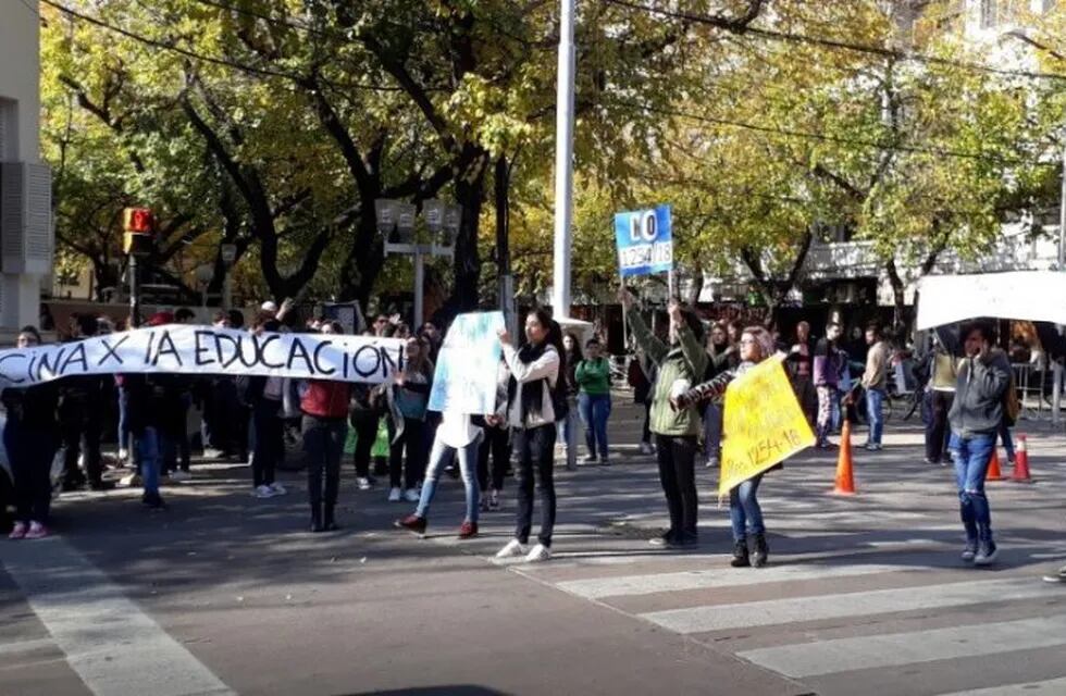 Reclamaron frente a la Legislatura de Mendoza contra la Resolución del Ministerio de Educación de la Nación.