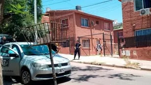 Espanto en el complejo. En un departamento de calle La Pampa, una policía atacó a balazos a sus hijos y luego se disparó.