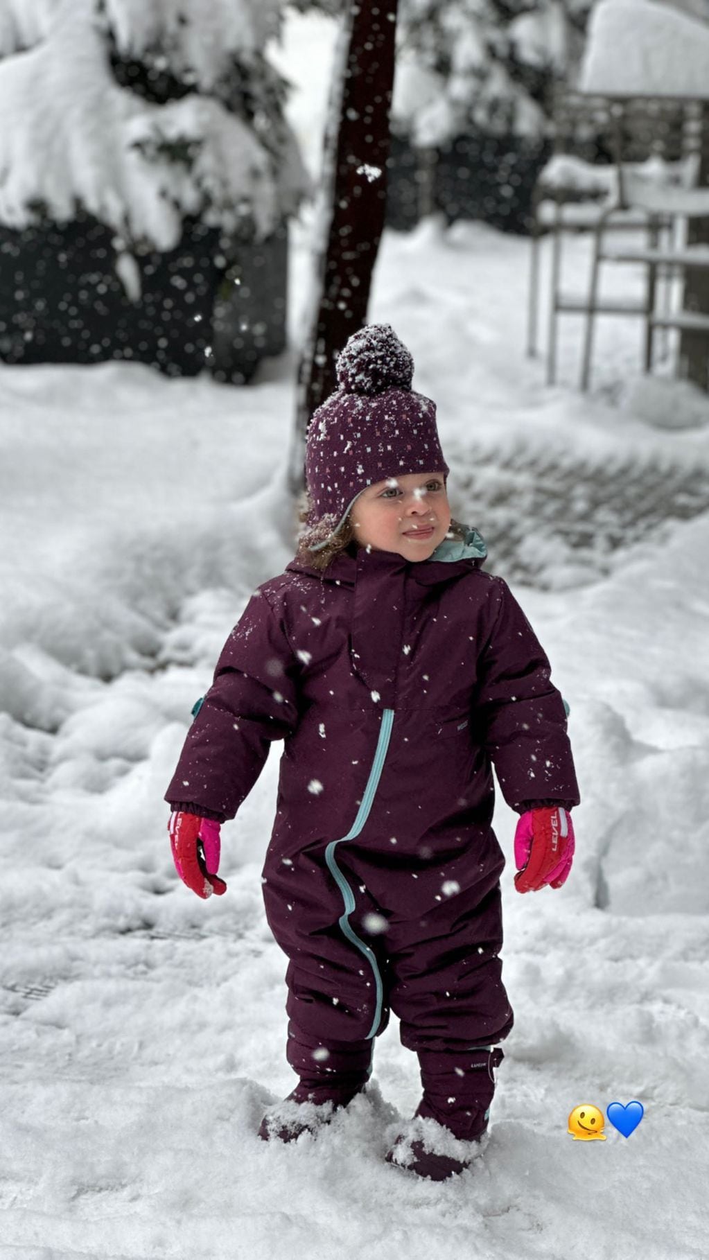Nina Martínez posando para su mamá Agustina en un precioso conjunto borravino ideal para la nieve.