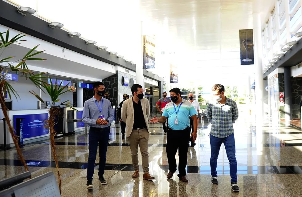 El ministro de Seguridad de la Provincia junto al jefe del Aeropuerto Internacional del Valle del Conlara y otros funcionarios en la terminal aérea. Gentileza ANSL/Grangetto