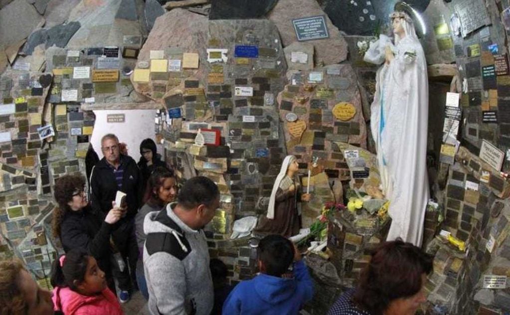Miles de fieles continúan llegando hasta el santuario de El Challao para venerar a la Madre de los enfermos.