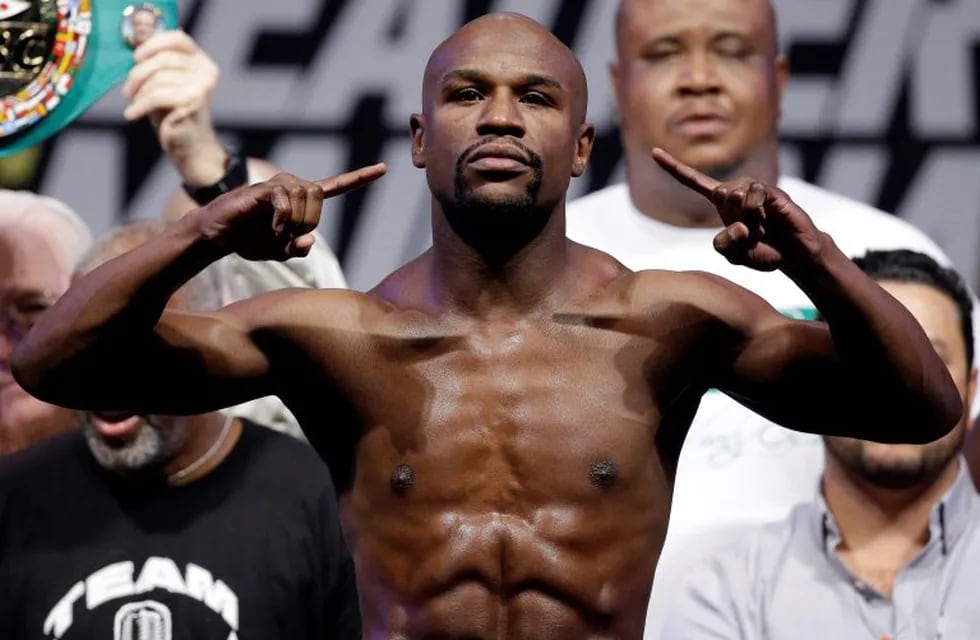 FILE - In this Sept. 12, 2014, file photo, Floyd Mayweather Jr. poses on the scale during a weigh in for a fight against Marcos Maidana in Las Vegas. Mayweather Jr. said Wednesday, June 14, 2017,  he will come out of retirement to face UFC star Conor McGregor in a boxing match on Aug. 26. Mayweather, who retired in September 2015 after winning all 49 of his pro fights, will face a mixed martial arts fighter who has never been in a scheduled 12-round fight at the MGM Grand arena. The fight will take place in a boxing ring and be governed by boxing rules.  (AP Photo/John Locher, File) eeuu nueva york Floyd Mayweather jr pesaje boxeador en 2014 boxeo boxeadores