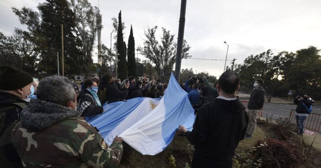 Volvieron a izar la bandera argentina en el mástil donde estuvo la bandera LGBTIQ+