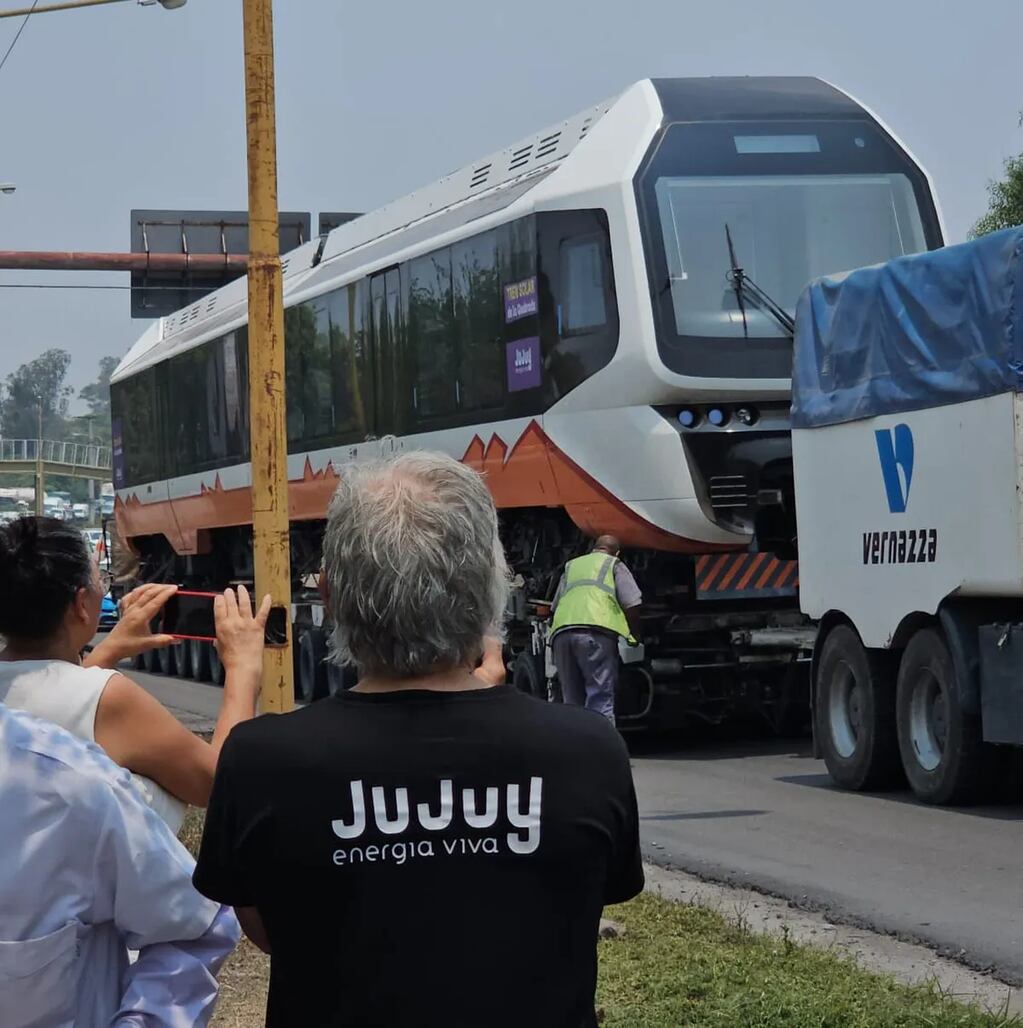 Un cuidadoso operativo que requirió mucha precisión permitió el arribo a Jujuy sin inconvenientes de las duplas para el tren turístico solar que será habilitado al público el comienzo del próximo año.