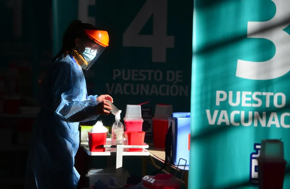 Centro vacunatorio del Comedor Universitario. UNC. (Nicolás Bravo/ La Voz)