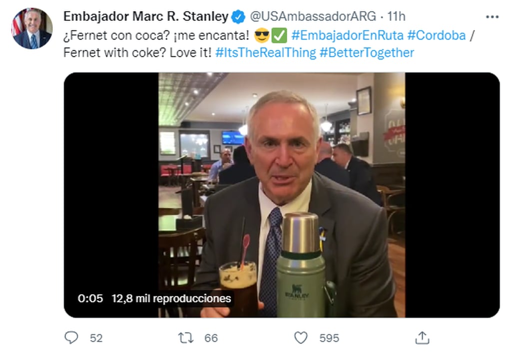 El embajador compartió el gracioso momento en su cuenta de Twitter.