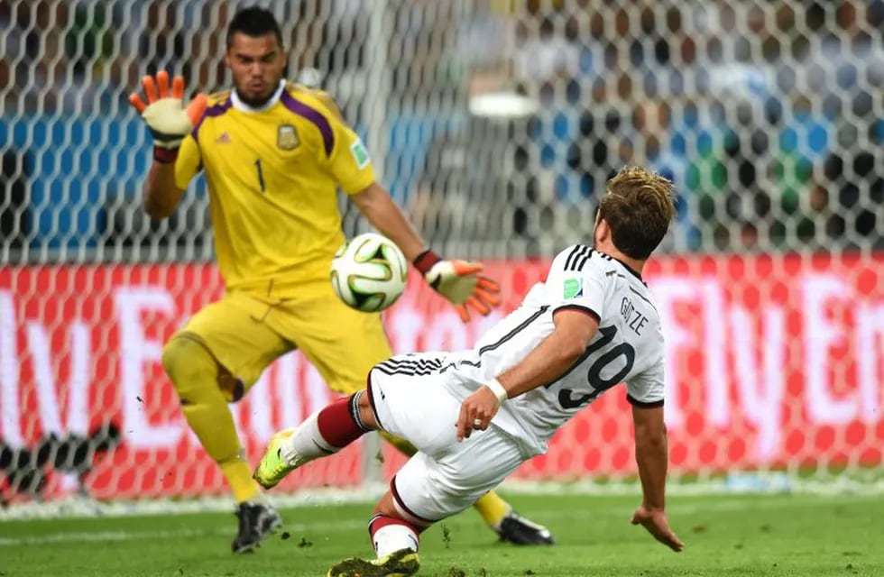 partido final del mundial en el estadio maracana \r\nRio de Janeiro, Brazil. 13th July 2014 -- Mario Gu00f6tze seen in action as Germany beats Argentina 1-0 in the 2014 FIFA World Cup final. Gu00f6tze scored the only goal of the match in extra time. -- Germany beat Argentina 1-0 in the 2014 FIFA World Cup final. The only goal of the match played at the Estu00e1dio Maracanu00e3 in Rio de Janeiro came from Mario Gu00f6tze during extra time and with just seven minutes left.