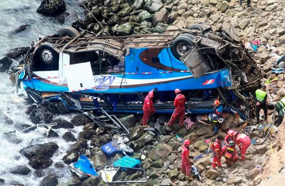Al menos 30 muertos tras la caída de un bus a un abismo al sur de Perú.