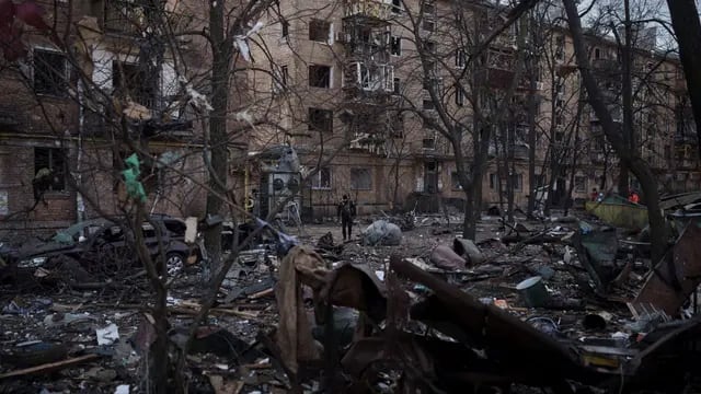 Daños en propiedades bombardeadas en Kiev, Ucrania. (AP/Felipe Dana)