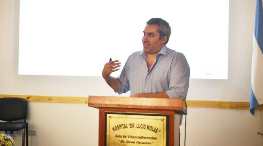 Juan Pablo Ochoa durante su conferencia en el Hospital Lucio Molas (Vía Santa Rosa)