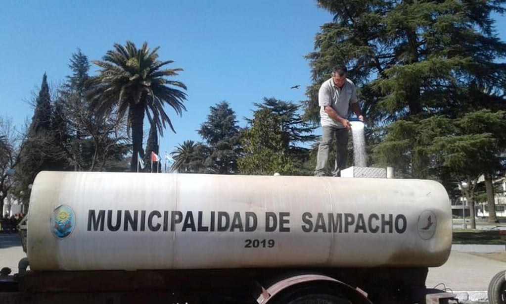 El cura de Sampacho bendijo con camiones regadores al pueblo. (FM Identidad de Sampacho)
