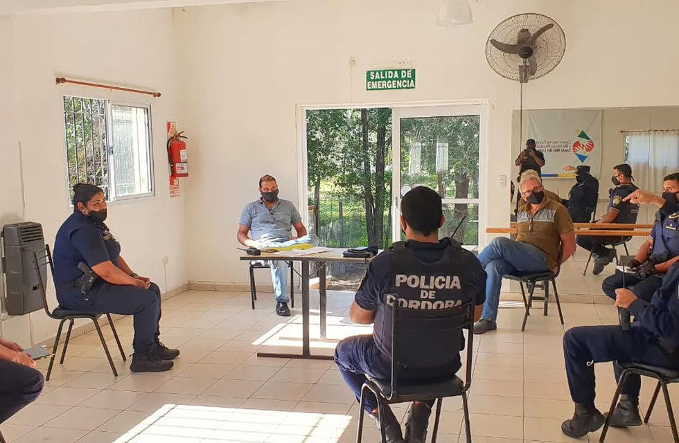 Personal de la policía se reunió este jueves con las autoridades del Centro Vecinal Santa.