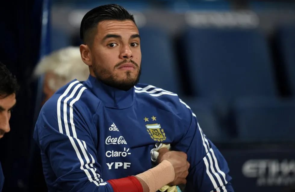 Argentina's goalkeeper Sergio Romero is pictured during warm up ahead of the International friendly football match between Argentina and Italy at the Etihad stadium in Manchester, north west England on March 23, 2018. / AFP PHOTO / Oli SCARFF