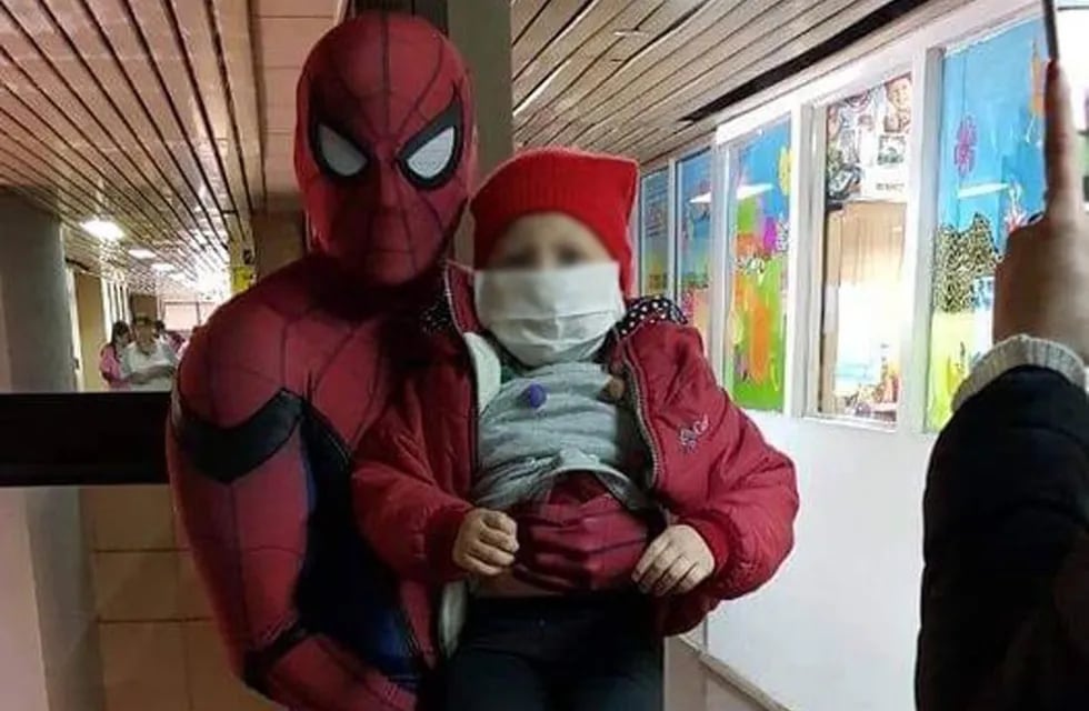 Maximiliano Leiva hombre araña solidario en el hospital infantil ( facebook )