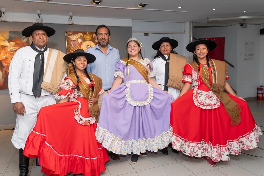 La paisana provincial Bárbara Contreras, la primera donosa Ximena Machaca y la segunda donosa Araceli Goyechea, acompañaron la presentación de la programación para los festejos tradicionalistas en Jujuy.