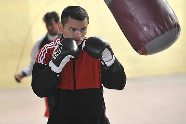 "El Chino" Maidana ganó el título interino superligero de a AMB cuando venció por nocaut técnico en seis rounds al estadounidense de origen mexicano, Víctor Ortiz.