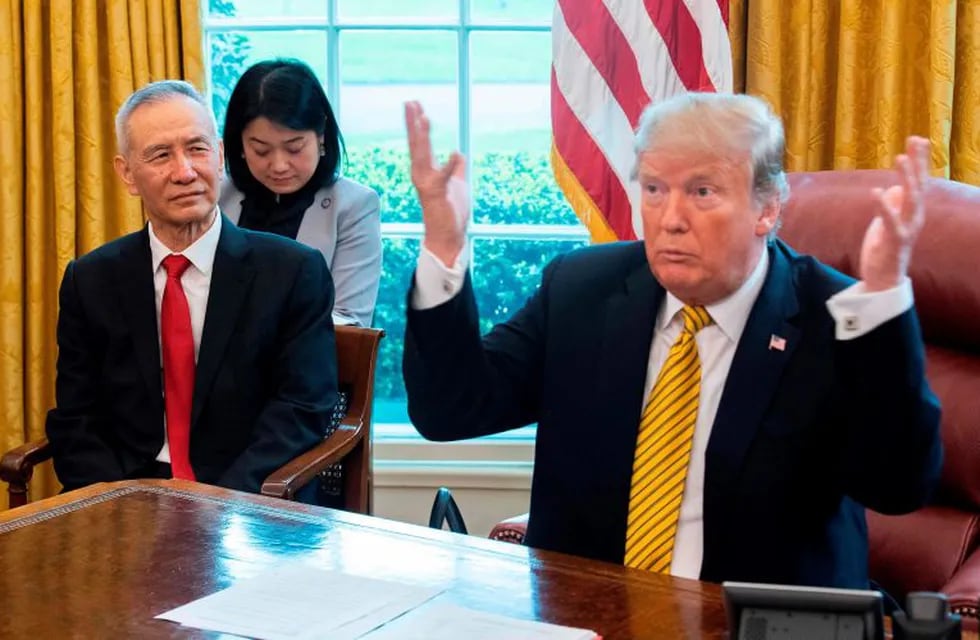 En esta foto de archivo tomada el 4 de abril de 2019, el presidente de los Estados Unidos, Donald Trump, habla durante una reunión comercial con el viceprimer ministro chino Liu He en la Oficina Oval de la Casa Blanca en Washington, DC. Crédito: Jim WATSON / AFP.