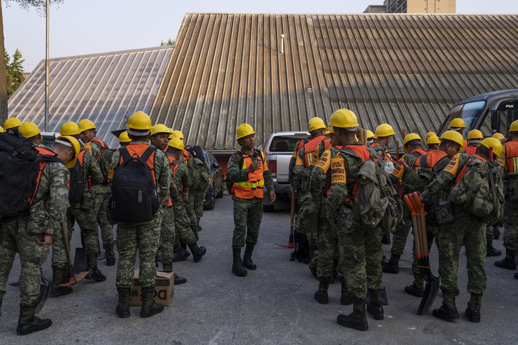 Brigadistas internacionales intentan contener la voracidad de los incendios en Chile. Foto: EFE / Adriana Thomasa.
