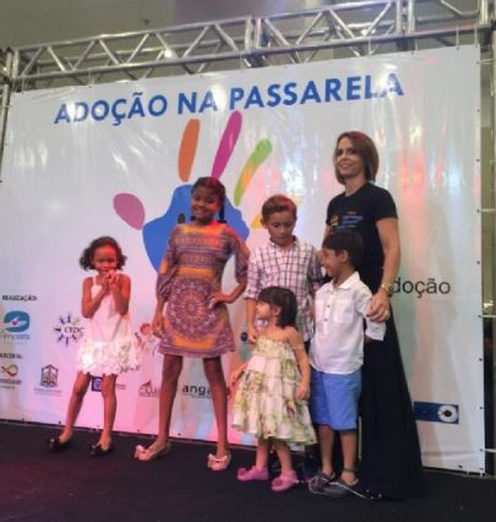 Desfile de niños huérfanos en Brasil (Foto: olhardireto.com.br)