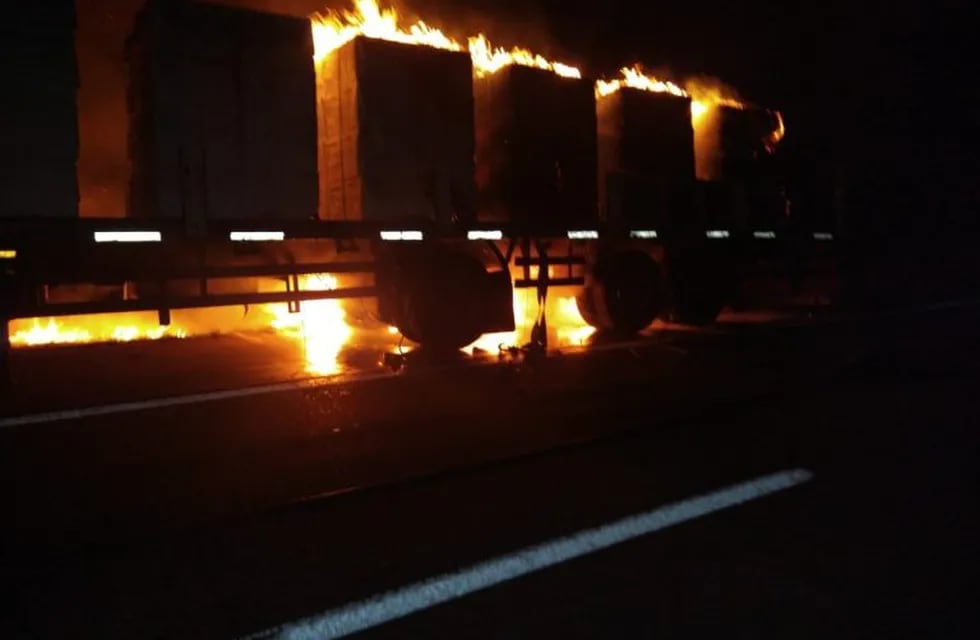 Incendio de camión con celulosa - RN14\nCrédito: Bomberos Voluntarios Ceibas