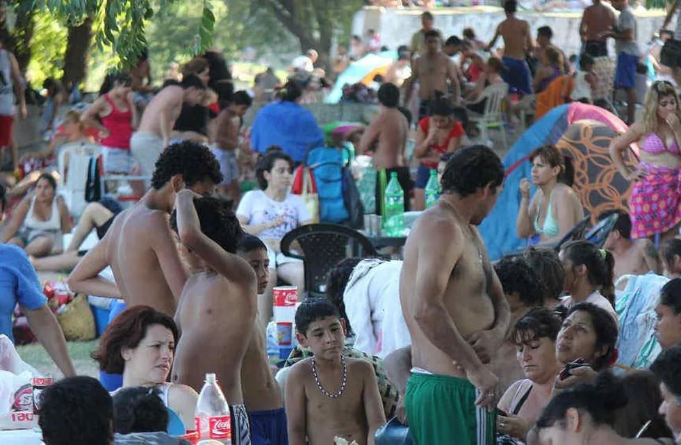 Carlos Paz. El balneario Playa de Oro, sobre el río San Antonio, fue uno de los más concurridos ayer. La mayoría era de Córdoba capital (La Voz). 
