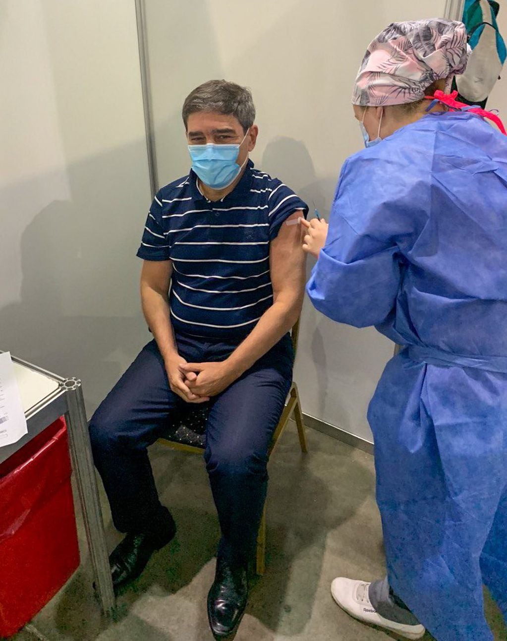 Fernán Quirós recibió la primera dosis de la vacuna contra el coronavirus