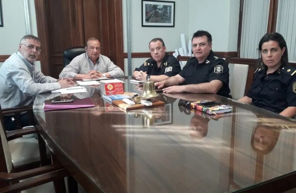 Intendente Carlos Sánchez junto a Jefes de la Policía de Tres Arroyos (prensa municipal)