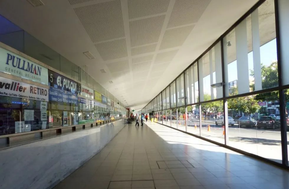 Terminal de Ómnibus de Rosario vacía