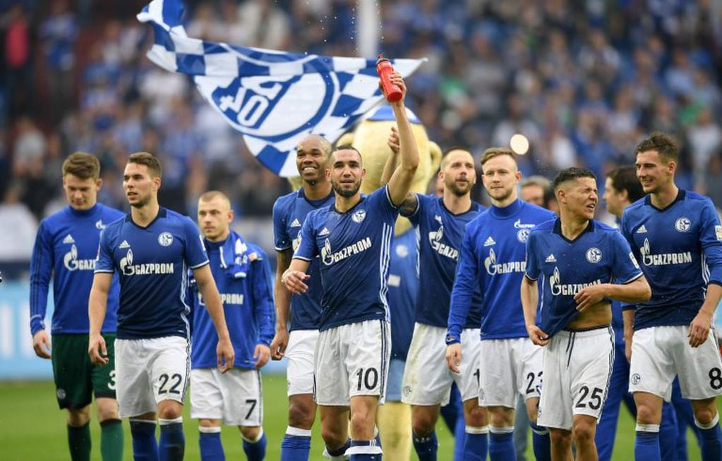 Los jugadores del Schalke celebran su victoria ante el Dortmund en Gelsenkirchen, Alemania, el 15/04/2018. (Foto: Ina Fassbender/dpa)