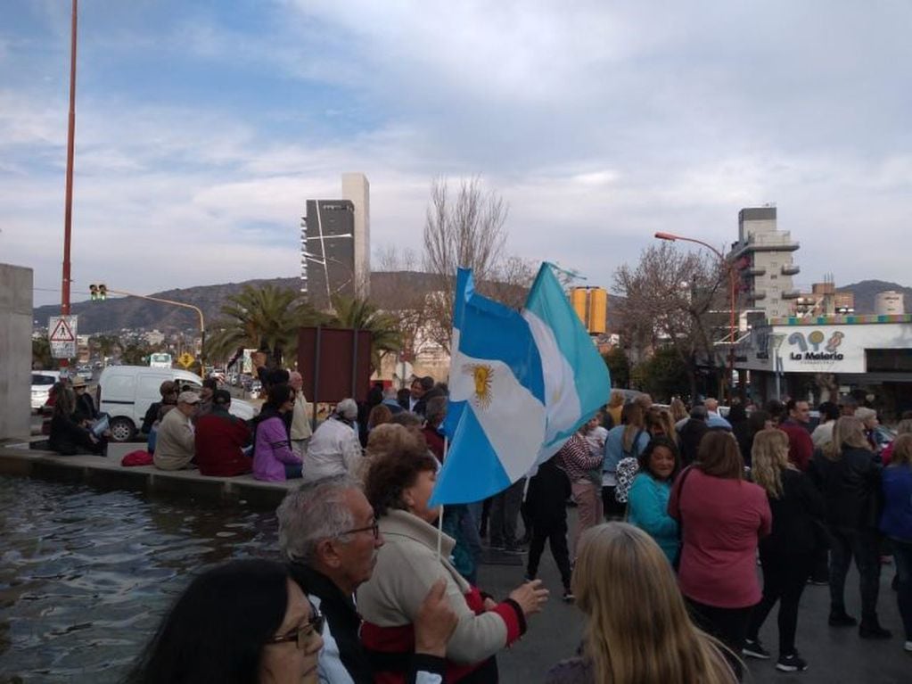 Marcha en Carlos Paz en apoyo al Presidente Macri.