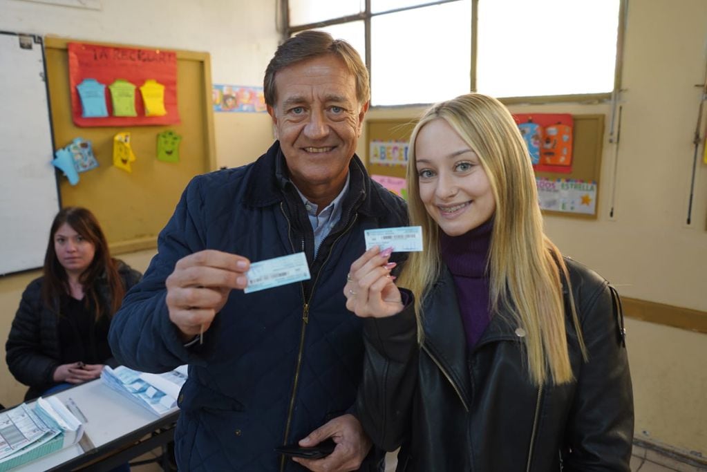 El gobernador de Mendoza votó junto a su hija.