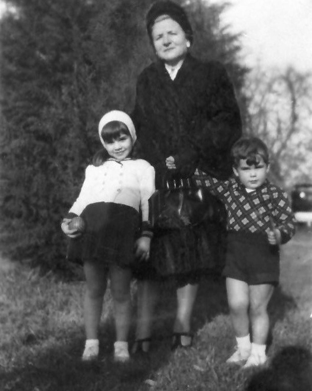Susana junto a su abuela y su hermano.