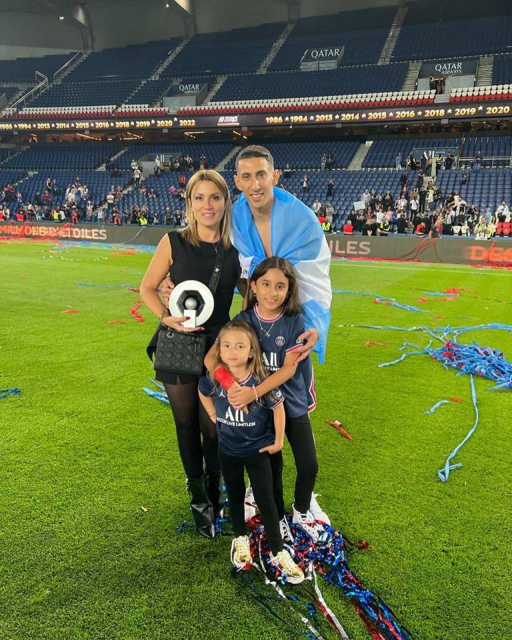 La familia entera pisó el campo de juego para compartir el adiós a PSG.