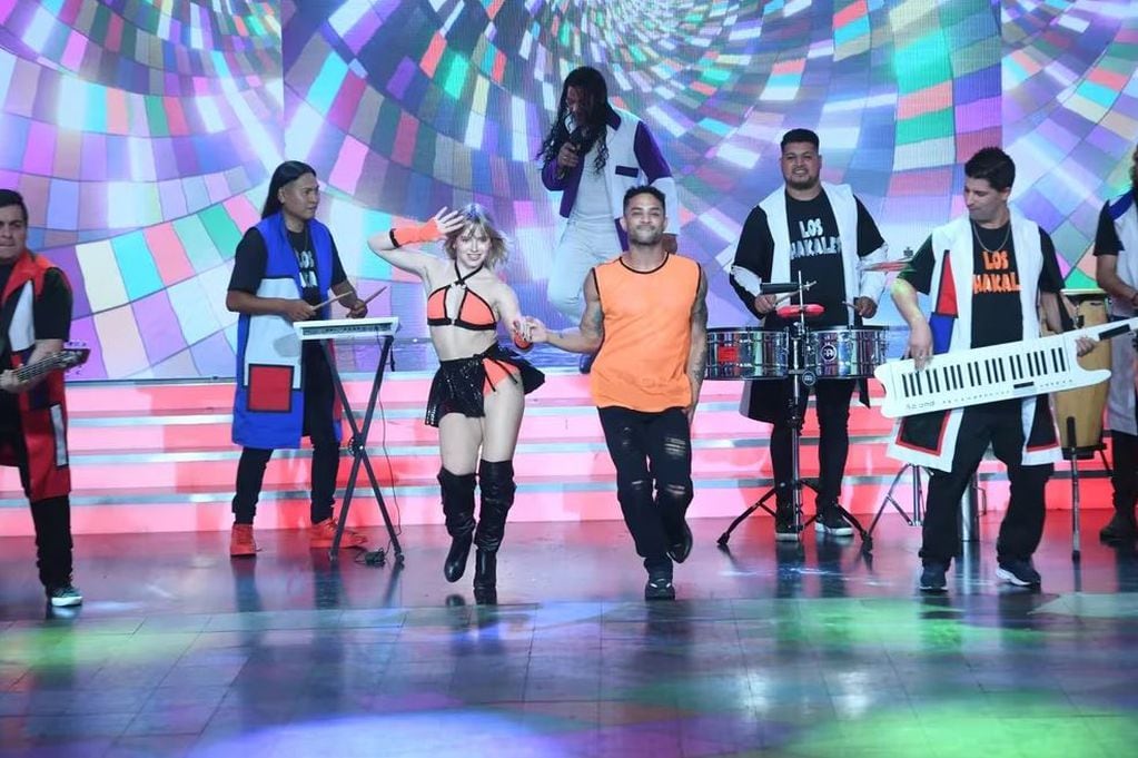 Coti Romero y su bailarín bailando cumbia, acompañados de Los Chakales.
