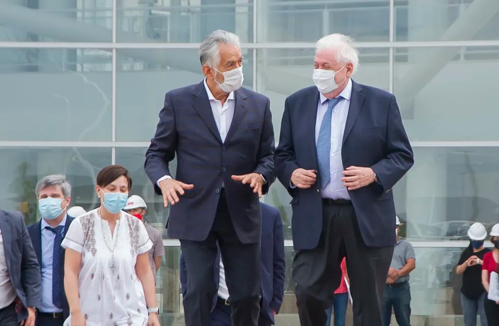 Ginés Gonzales García y Alberto Rodríguez Saa de recorrida por obra de hospital en construcción
