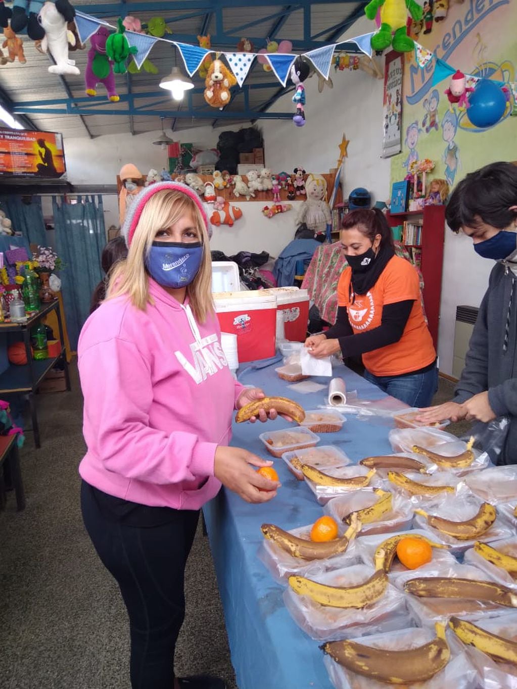 Gabriela Barroso junto a mamás voluntarias ayudando con el almuerzo del día.