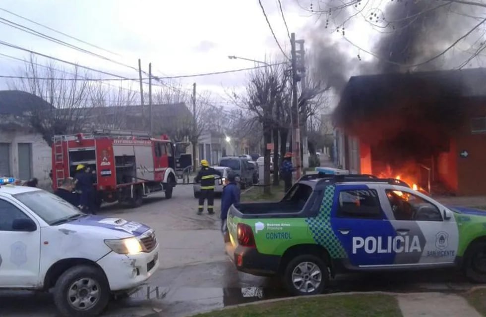Vecinos de la localidad bonaerense de San Vicente se hartaron de los cortes de luz e incendiaron una oficina de Edesur.