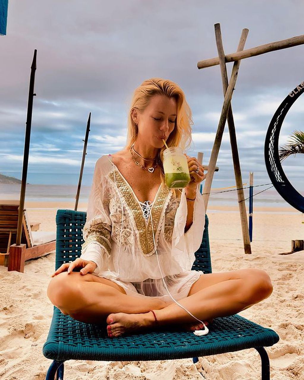 La modelo deslumbró con un outfit super veraniego desde una paradisíaca playa en Brasil / Foto: Instagram