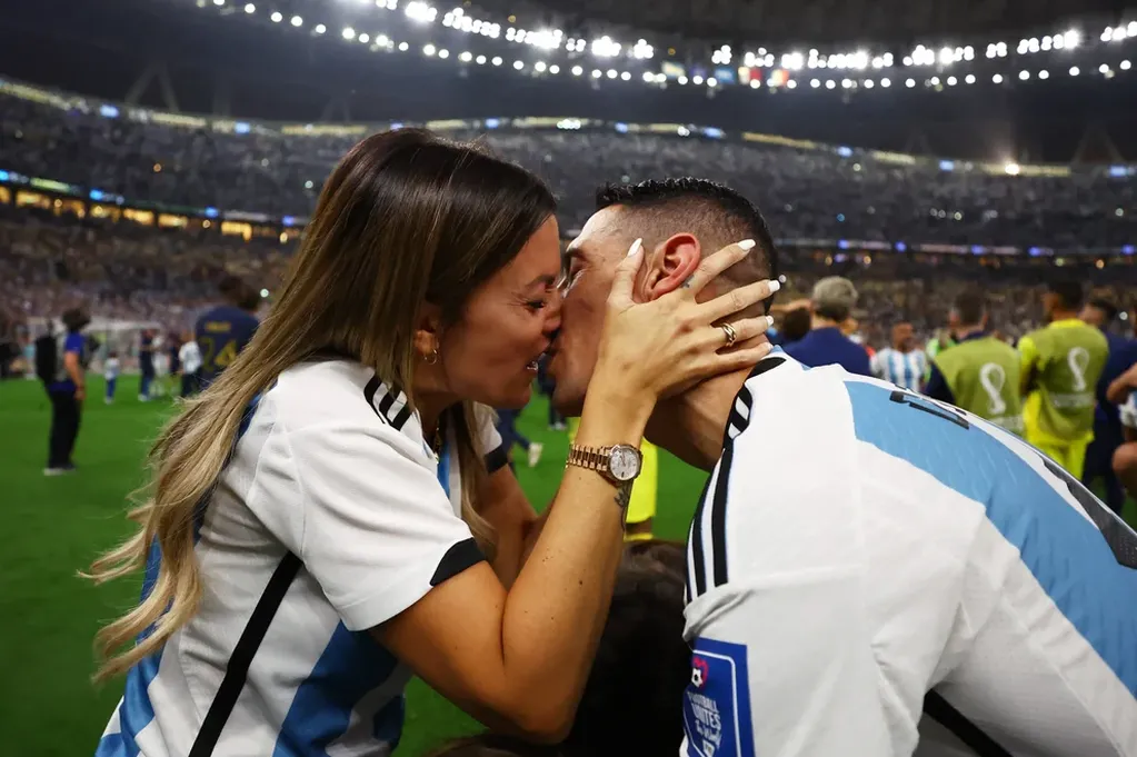 El beso más esperado entre Jorgelina Cardoso y Ángel Di María, tras la consagración en Qatar.