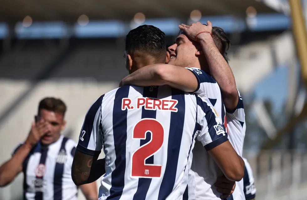 Pérez abraza a Girotti tras el gol apenas comenzaba el partido en el Kempes (Foto: Ramiro Pereyra).