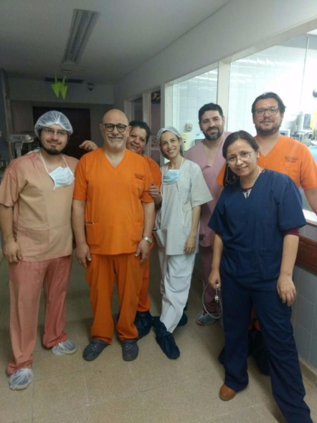 El equipo médico del Servicio de Neonatología que operó a Alma.