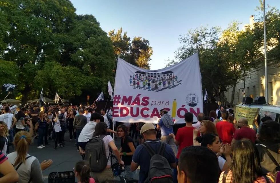 Movilización de docentes suplentes de SUTE.