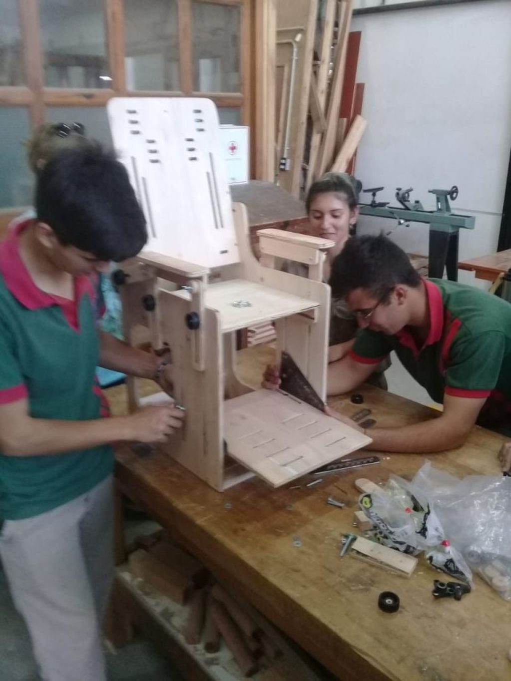 Estudiantes construyen sillas posturales