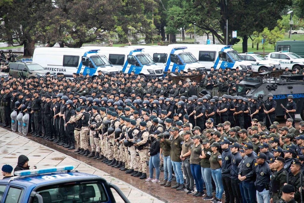 El parque nacional a la Bandera quedó repleto de policías, gendarmes e integrantes de Prefectura Naval.