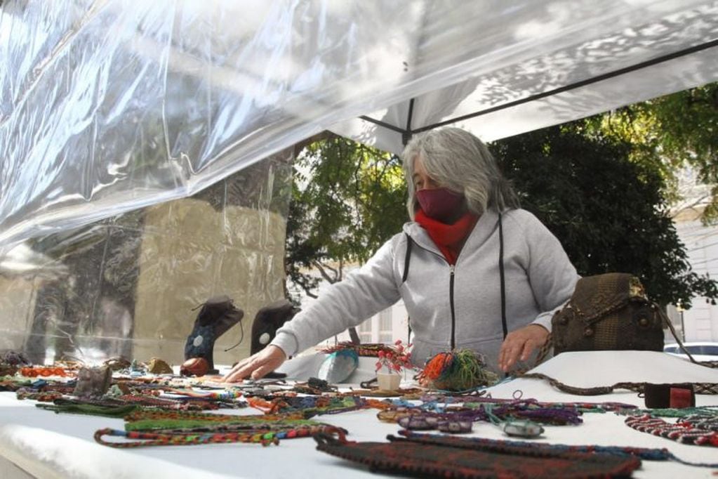Feria de artesanos de la plaza Independencia de Mendoza\u002E Foto: El Sol\u002E