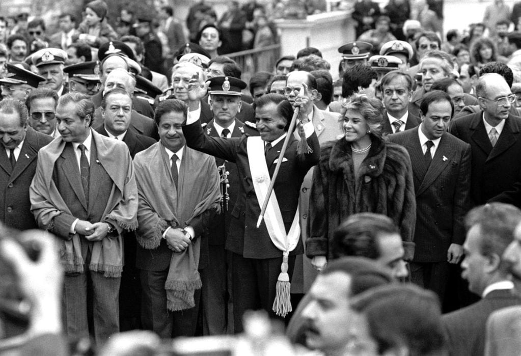 Carlos Menem asumiendo como Presidente, de fondo Duhalde