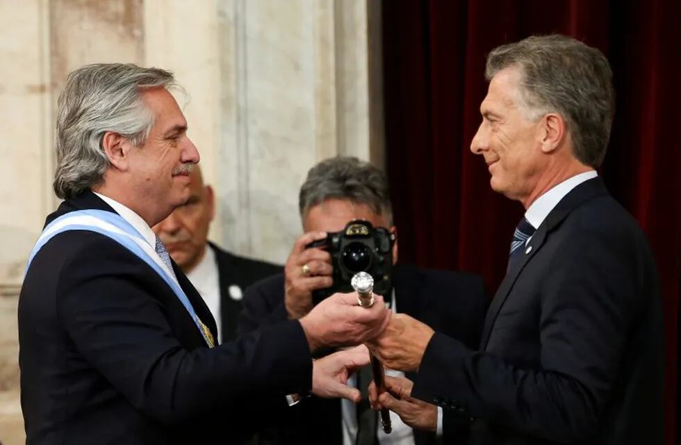 Alberto Fernández recibe el bastón presidencial por parte de Mauricio Macri. (REUTERS/Agustin Marcarian).